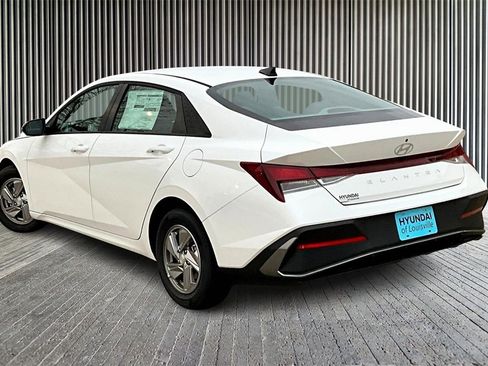 New 2025 Hyundai Elantra SE image 3