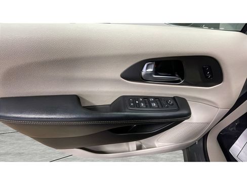Used 2022 Chrysler Pacifica Touring-L FWD image 10