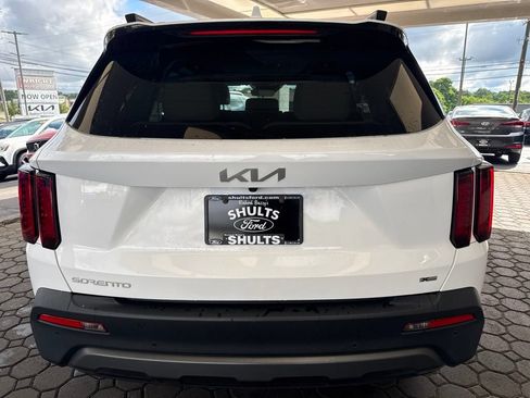 Used 2023 Kia Sorento S w/ Panoramic Sunroof Package AWD/4WD image 7
