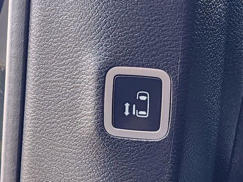 Used 2023 Chrysler Pacifica Limited w/ Uconnect Theater Family Group image 16