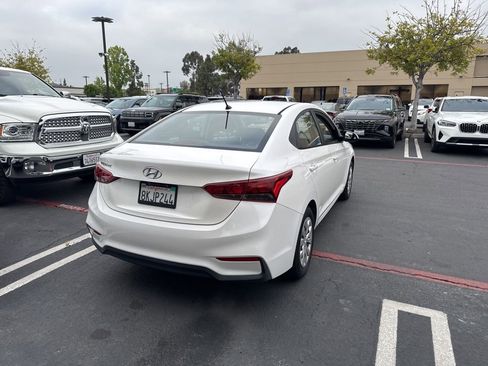 Used 2019 Hyundai Accent SE w/ Cargo Package FWD image 3