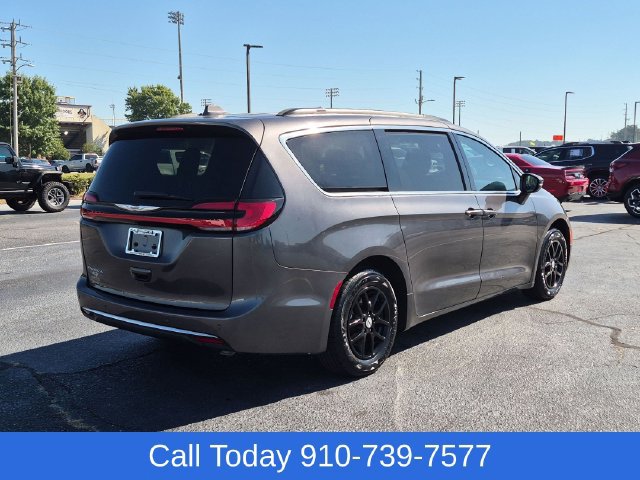 Used 2022 Chrysler Pacifica Touring FWD image 3