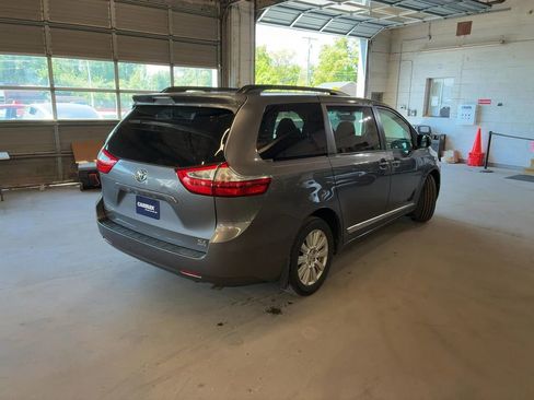 Used 2017 Toyota Sienna XLE AWD/4WD image 4