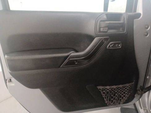 Used 2017 Jeep Wrangler Unlimited Sahara AWD/4WD image 12
