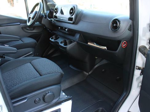 Used 2019 Mercedes-Benz Sprinter 2500 image 27