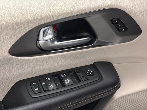 Used 2024 Chrysler Pacifica Touring-L FWD image 20