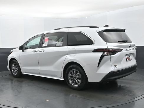 Used 2026 Toyota Sienna XLE FWD image 3