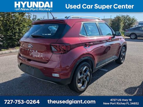 Used 2024 Hyundai Venue Limited FWD image 2