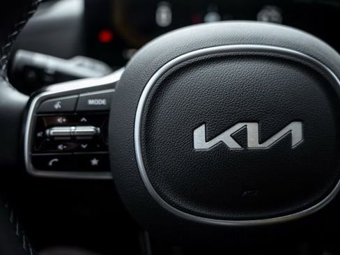 Used 2025 Kia Carnival image 13