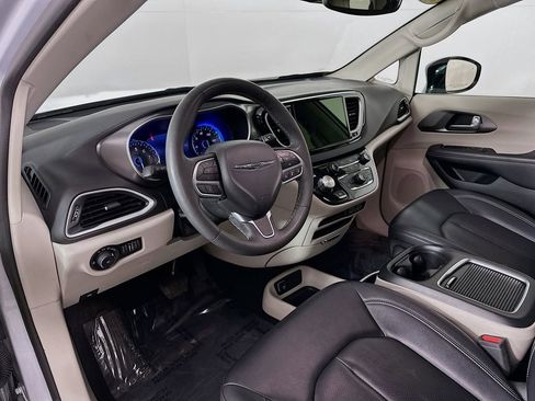 Certified 2024 Chrysler Pacifica Touring-L image 16