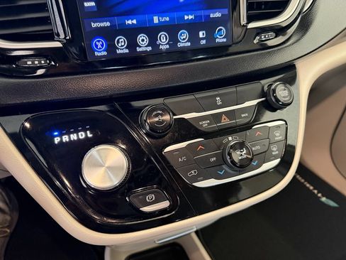 Used 2017 Chrysler Pacifica Touring Plus FWD image 19