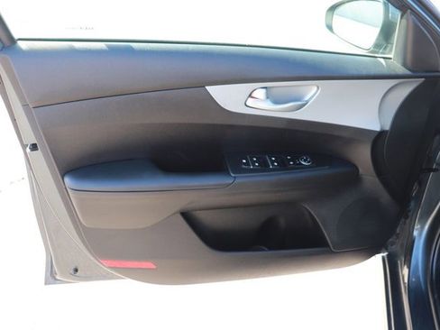 Used 2023 Kia Forte LXS image 9