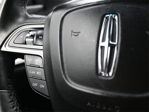 Used 2019 Lincoln Nautilus Select image 24