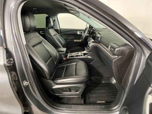 Certified 2021 Ford Explorer XLT w/ Equipment Group 202A image 7