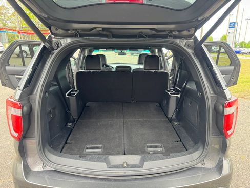 Used 2017 Ford Explorer XLT w/ Equipment Group 202A FWD image 22