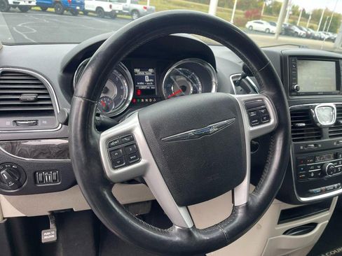 Used 2016 Chrysler Town & Country Touring w/ Driver Convenience Group image 21