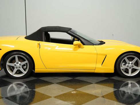 Used 2005 Chevrolet Corvette Convertible w/ Performance Handling Package image 12