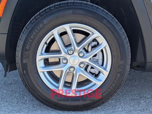 Used 2025 Jeep Grand Cherokee L Laredo RWD image 33