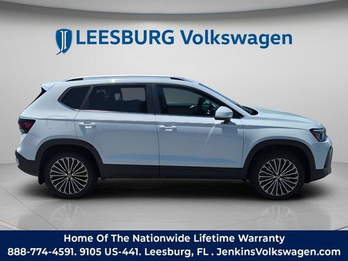 New 2026 Volkswagen Taos SE FWD image 3