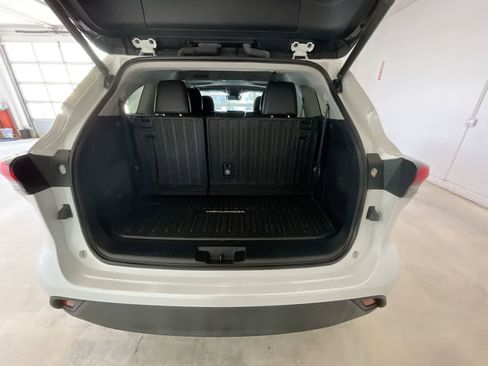 Used 2022 Toyota Highlander XLE AWD/4WD image 25