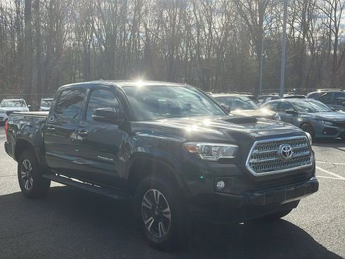 Used 2017 Toyota Tacoma TRD Sport image 3