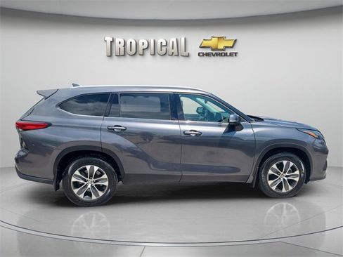 Used 2022 Toyota Highlander XLE image 6