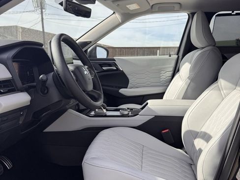 Used 2025 Mitsubishi Outlander AWD image 6