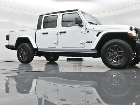 New 2025 Jeep Gladiator Sport image 40