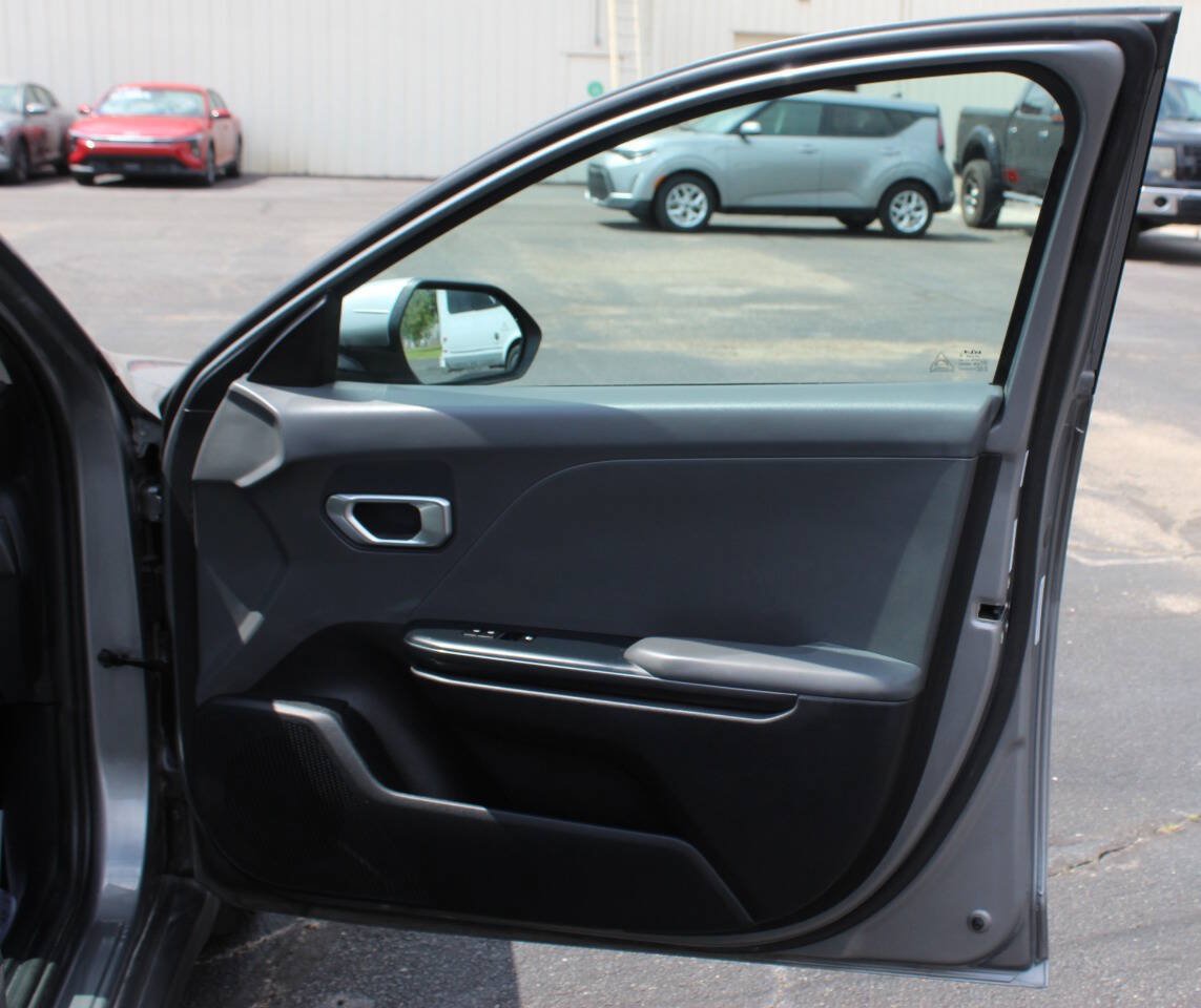 Used 2025 Kia K4 FWD image 10