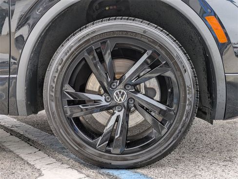 Used 2023 Volkswagen Tiguan SE R-Line image 11