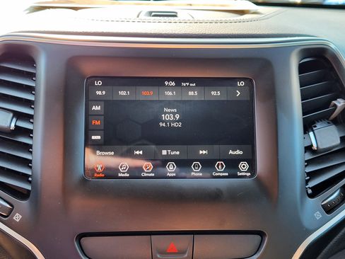 Used 2019 Jeep Cherokee Latitude Plus w/ Comfort/Convenience Group AWD/4WD image 11