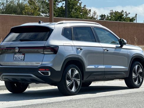 Certified 2026 Volkswagen Taos SE w/ Panoramic Sunroof Package AWD/4WD image 4