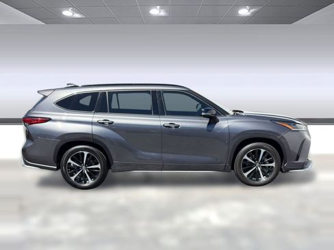 Used 2021 Toyota Highlander XSE FWD image 7