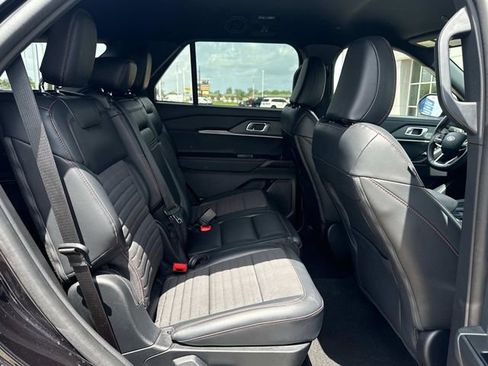 Used 2025 Ford Explorer ST-Line w/ ST-Line Street Pack image 16