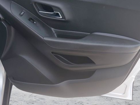 Used 2019 Chevrolet Trax LT w/ LT Convenience Package FWD image 13