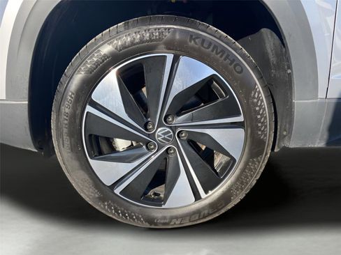 Used 2025 Volkswagen Taos SE w/ Panoramic Sunroof Package image 17