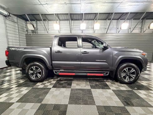 Used 2017 Toyota Tacoma TRD Sport image 9