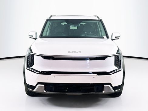 Used 2024 Kia EV9 Land AWD/4WD image 2