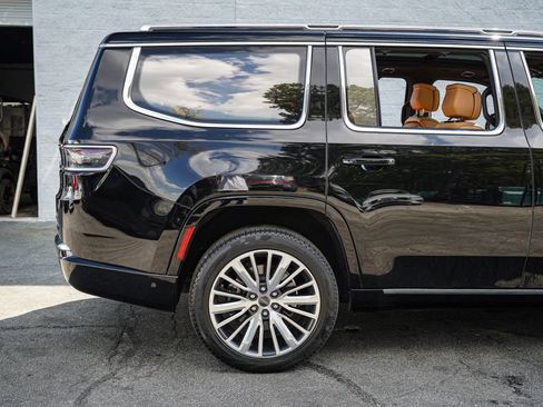 Used 2023 Jeep Grand Wagoneer Series III image 16