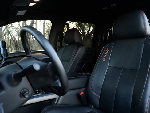 Used 2024 Nissan Titan PRO-4X w/ Pro-4x Convenience Package image 18