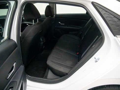 Used 2025 Hyundai Elantra SEL image 24