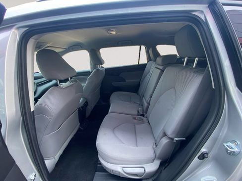Used 2023 Toyota Highlander LE AWD/4WD image 8