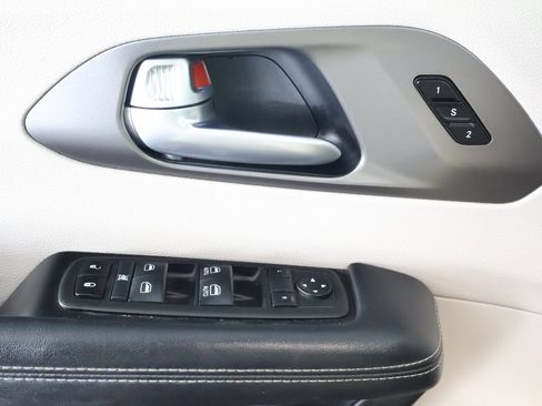 Used 2024 Chrysler Pacifica Touring-L FWD image 31