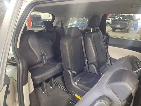 Used 2023 Kia Carnival EX image 18