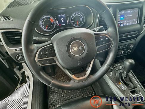 Used 2019 Jeep Cherokee Latitude Plus w/ Cold Weather Group AWD/4WD image 13