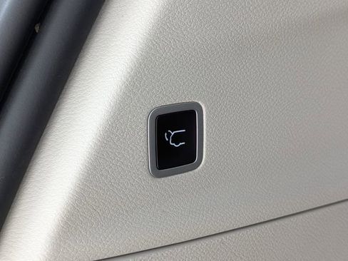 Used 2023 Chrysler Pacifica Touring-L FWD image 14