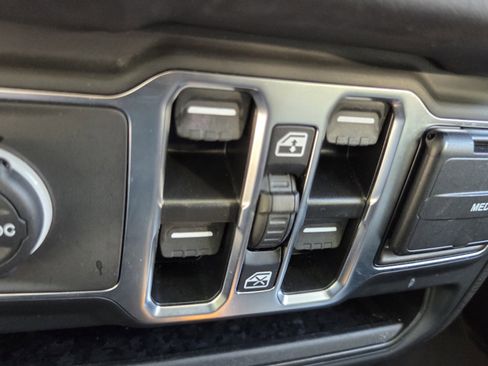 Used 2025 Jeep Wrangler Unlimited Sahara AWD/4WD image 30