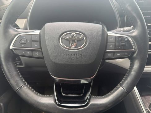 Used 2021 Toyota Highlander Platinum FWD image 4
