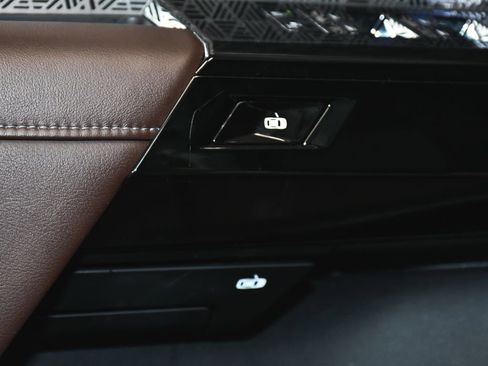 Used 2024 BMW i7 xDrive60 image 11