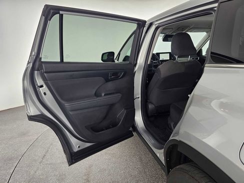 Used 2024 Toyota Highlander LE image 17